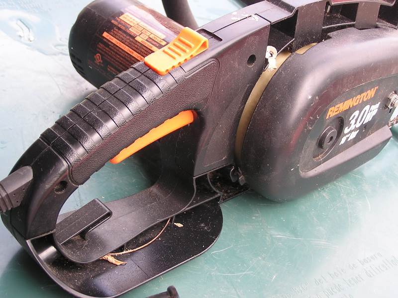 lot 17 image: REMINGTON ELE. CHAIN SAW. issues