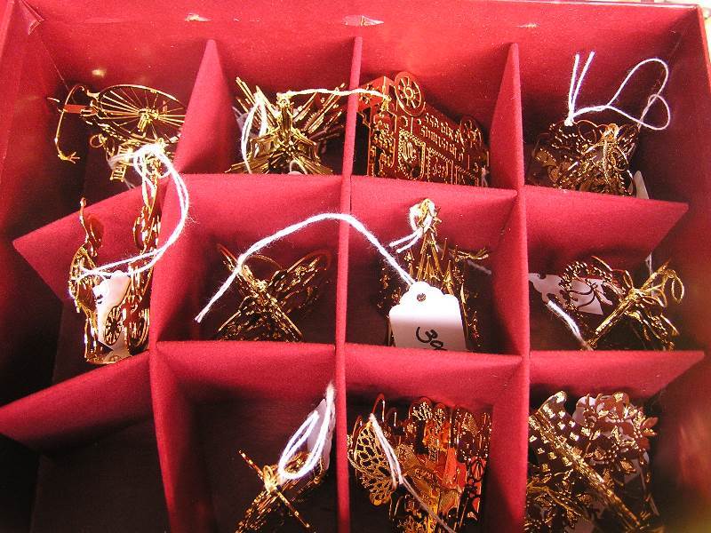 lot 69 image: DANBURY MINT GOLD ORNAMENTS