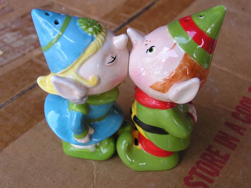 lot 76 image: kissing salt and pepper christmas elves