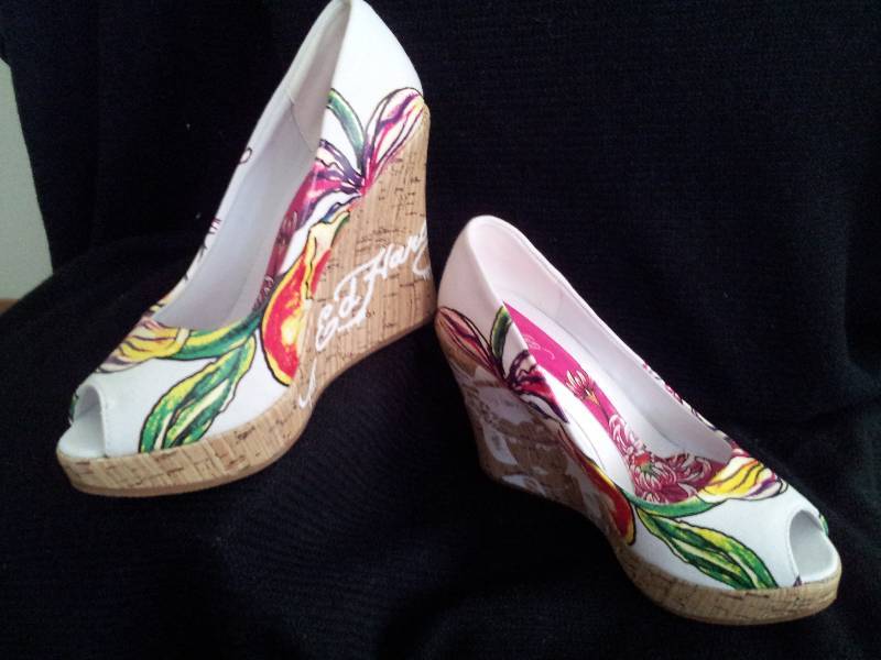lot 10 image: Ed Hardy Size 10 - White Wedge Shoe...