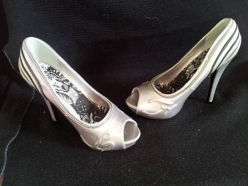 lot 12 image: Ed Hardy Size 7 - Silver w Zipper ...