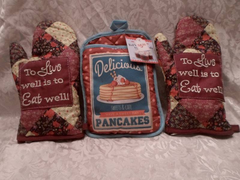 lot 21 image: Lot of 3 - 2 Patchwork Pattern Oven...