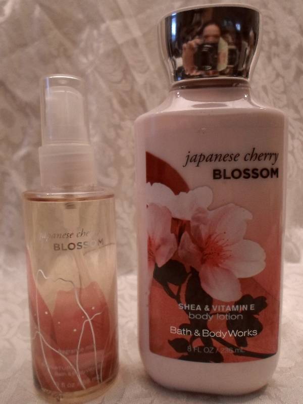 lot 48 image: Lot of 2 Bath & Body Signature Coll...