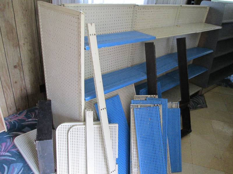 lot 154 image: Small metal gondola shelving unit, ...