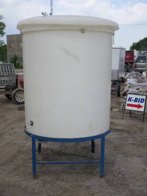 lot 9 image: Industrial 525-Gallon Poly Tank, Op...