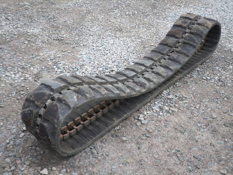 lot 20 image: (1) Skidloader Rubber Track, Unknow...