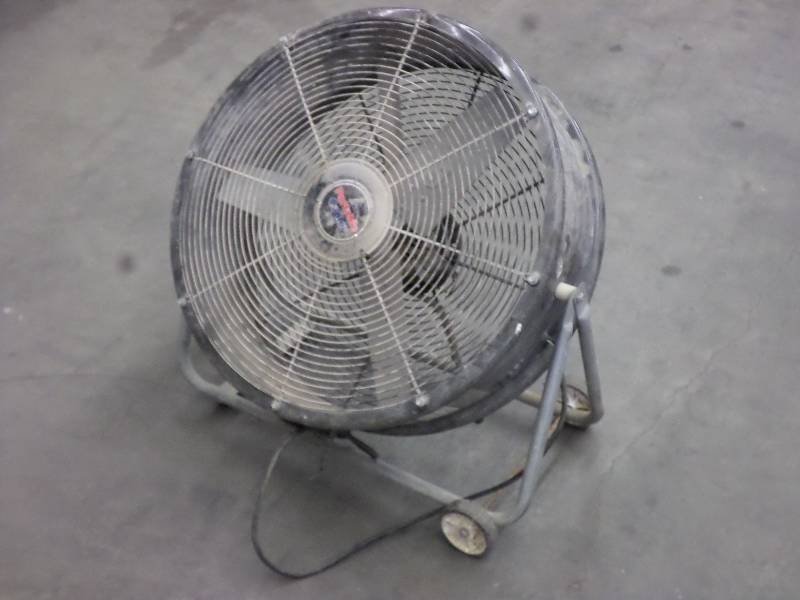 lot 32 image: Portable Cooler 120Volt Commerical ...