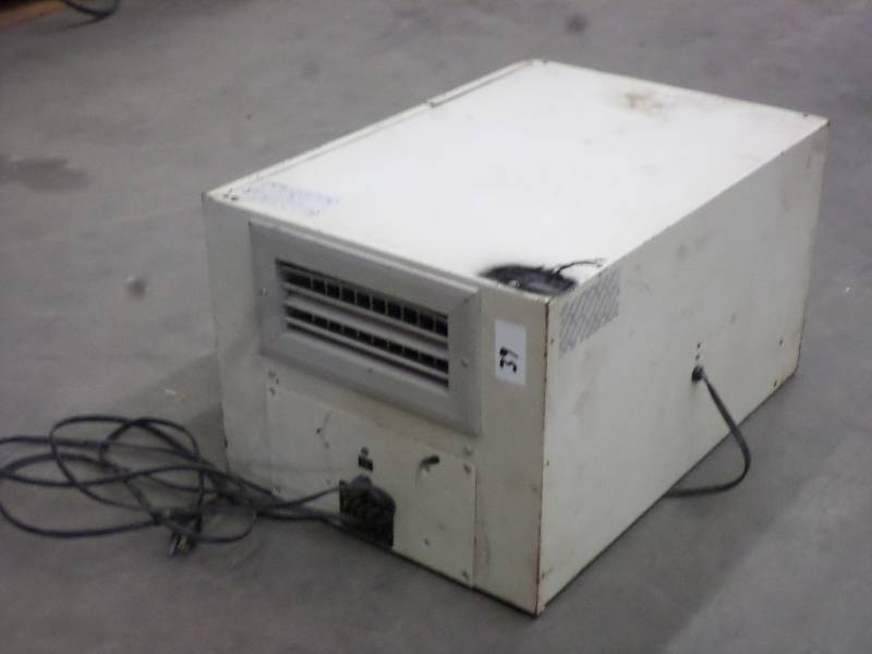 lot 39 image: Santair 3-Speed 120Volt Air Cleaner...