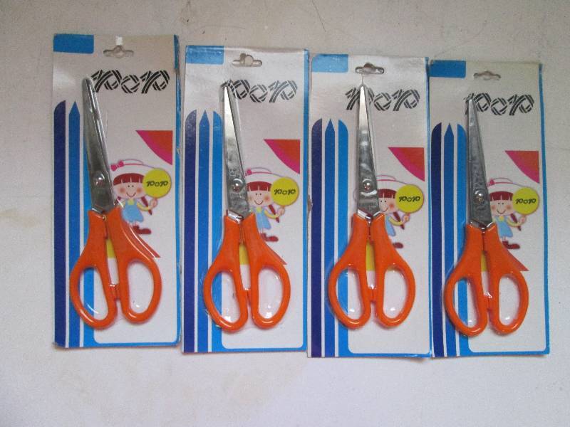 lot 12 image: 4 pop brand scissers new in package...