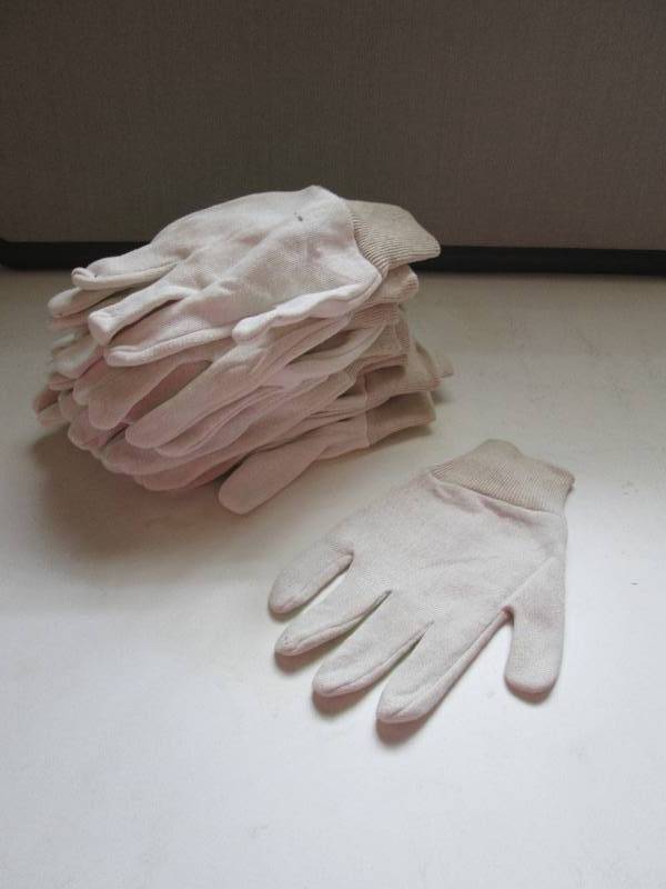 lot 16 image: 10 pairs of gardening gloves...