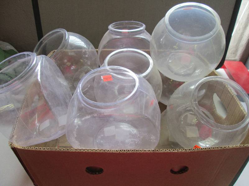 lot 24 image: bananna box of 13 fish bowls...