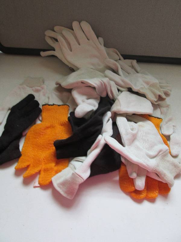 lot 30 image: miscalanious gardening gloves...