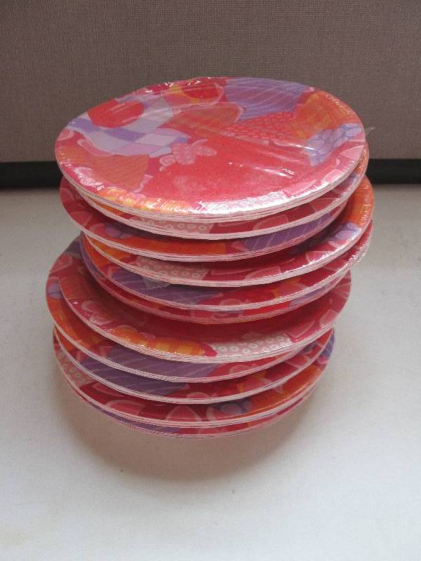 lot 32 image: party plates with hearts...