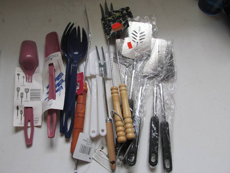 lot 69 image: lot of various kitchen supplies and...