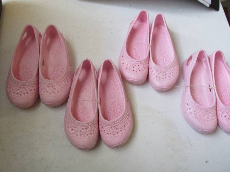 lot 127 image: 4 size 1 pink gardining shoes...