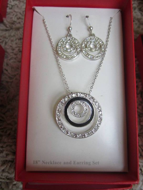 lot 179 image: Kmart 18necklace and earrings set...