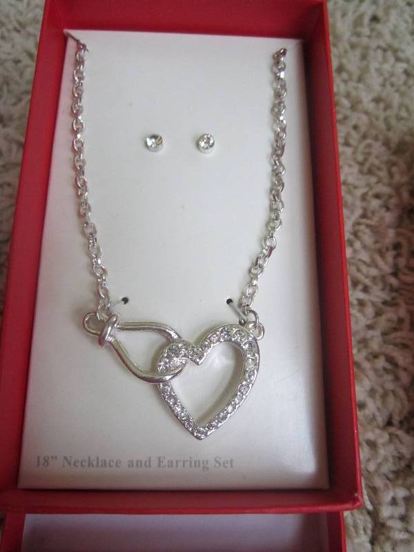 lot 189 image: Kmart 18necklace and earrings set...