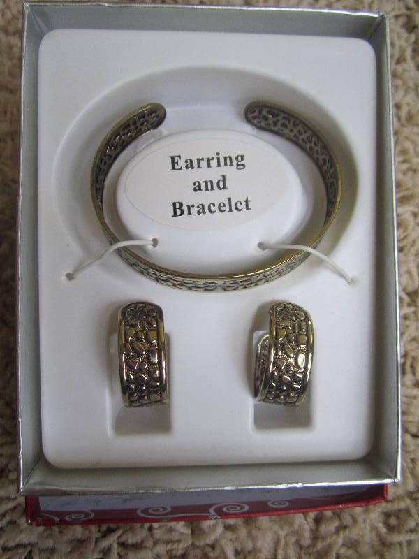 lot 193 image: Kmart bracelet and earring set...