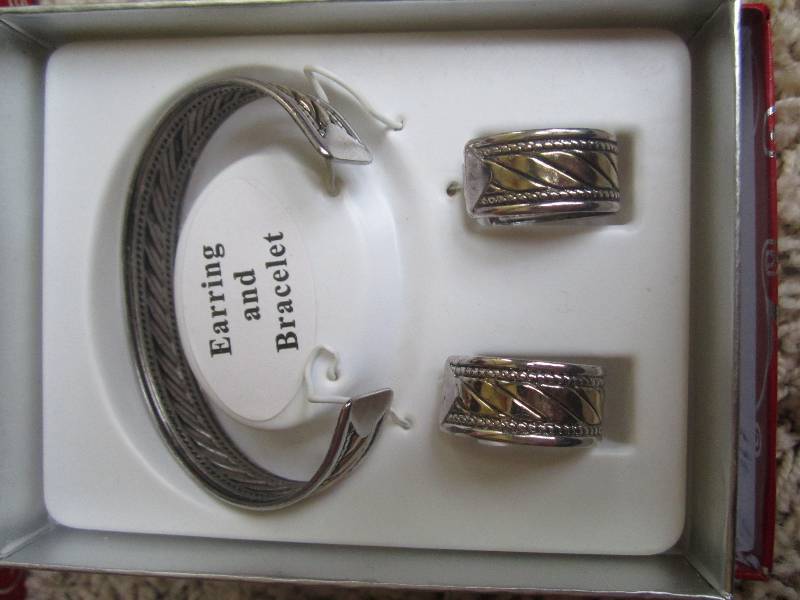 lot 194 image: Kmart bracelet and earring set...