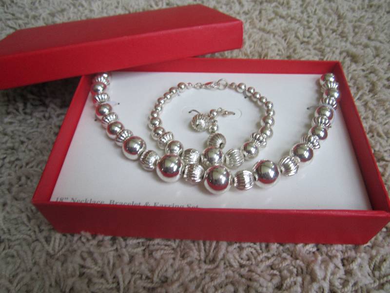 lot 206 image: Kmart 18 necklace, bracelet and e...