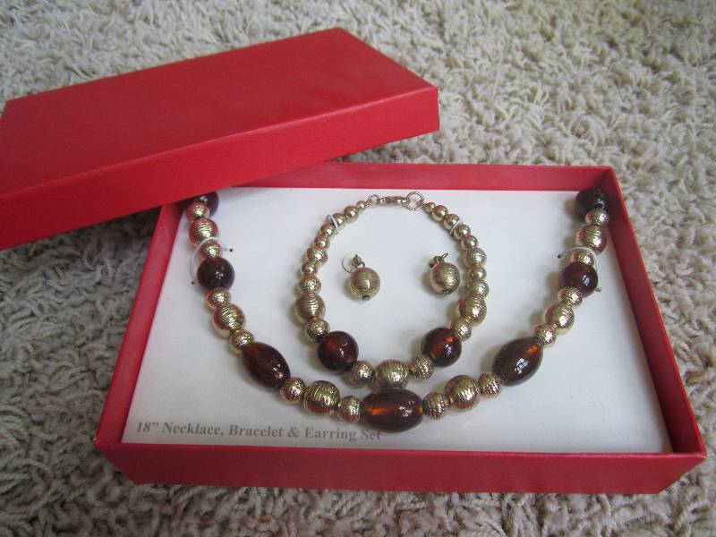 lot 208 image: Kmart 18 necklace, bracelet and e...
