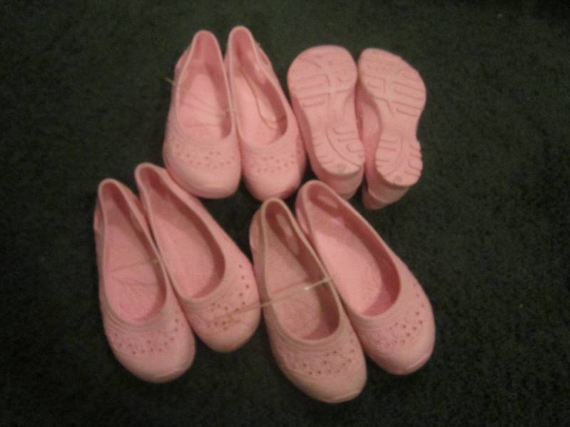 lot 263 image: lot of 4 size 1 pink gardening shoe...