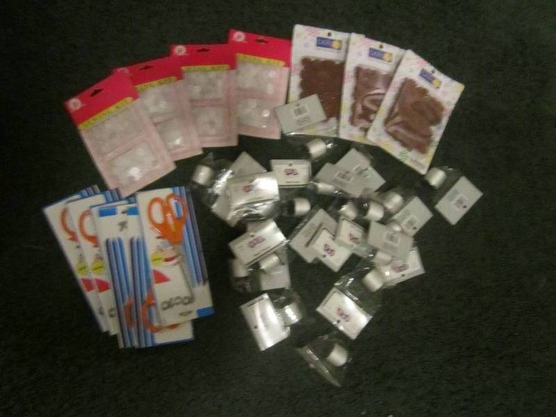 lot 275 image: 4 sewing kits with buttons, 6 sewin...