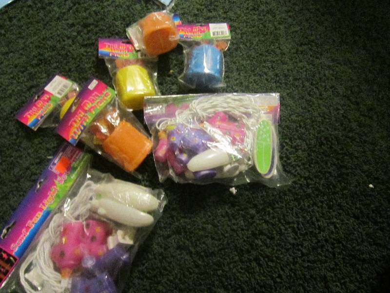 lot 297 image: lot of party decorations ...