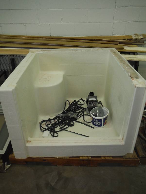 Modular or independent jucuzzi tub w shower 60 Alcoe, Has all parts and pieces, Install available, Call w questions Brian #612-716-5183