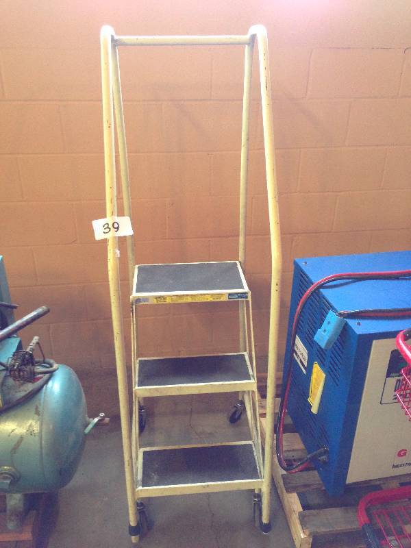 Safety step ladder