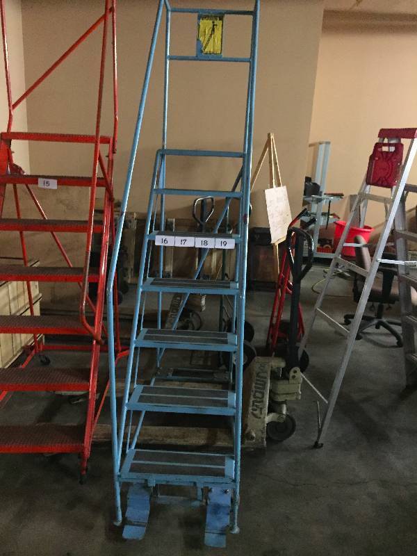 Rolling warehouse ladder