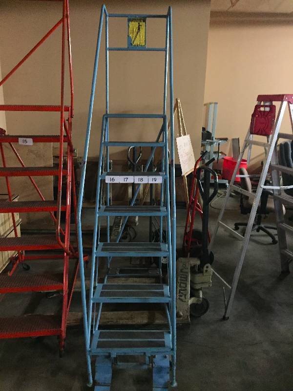 Rolling warehouse ladder