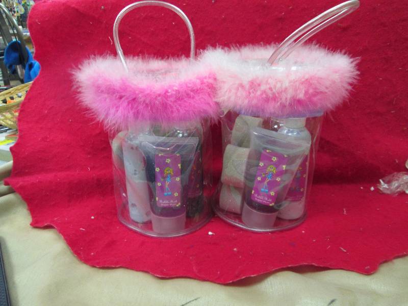 Qty 2 Gift set of Bubble bath, loti...