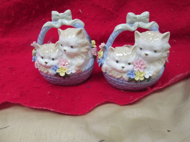 Qty 2 figurines that has two cat in...