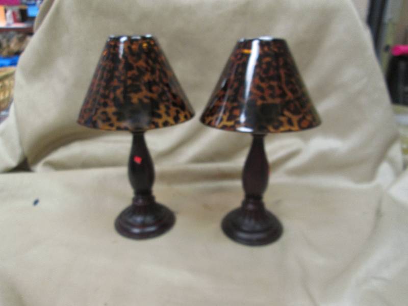 Qty 2 looks like a lamp but is a ca...