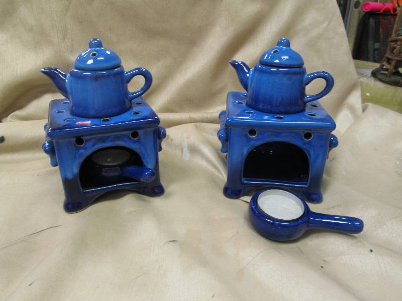 Qty 2 Candle holders that look like...