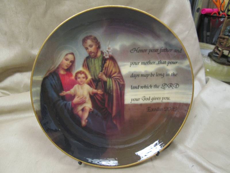 Decorative plate that says Honor yo...