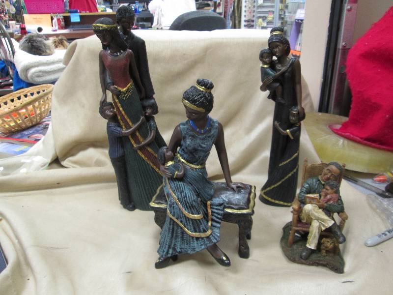 Qty 4 - A family portrait in distin...