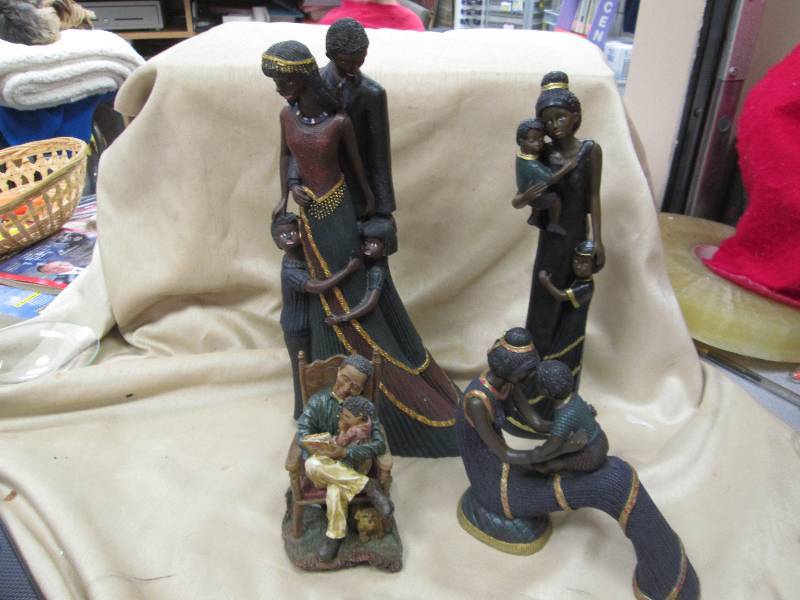 Qty 4 - A family portrait in distin...
