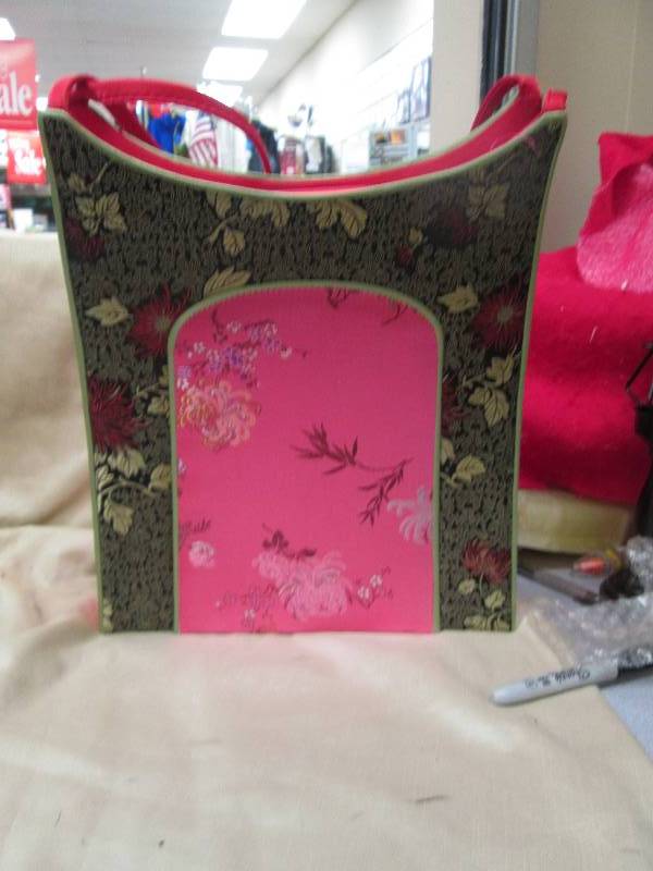 Medium size purse with black, pinki...