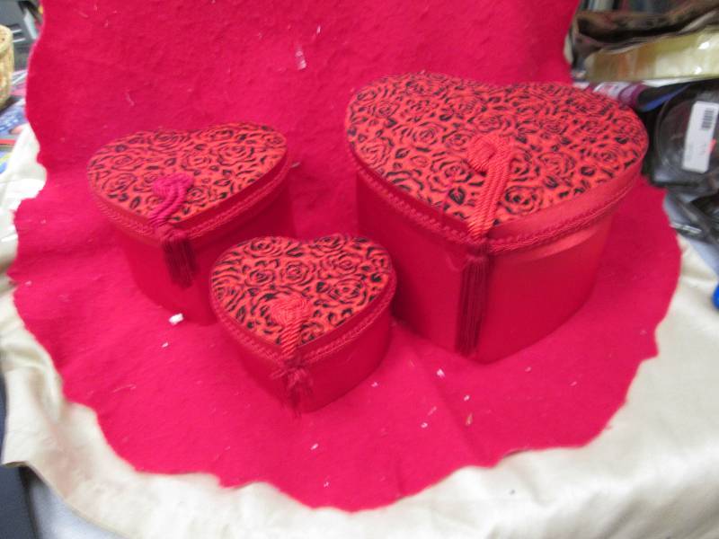 Qty 3 hearts-shaped nesting boxes c...