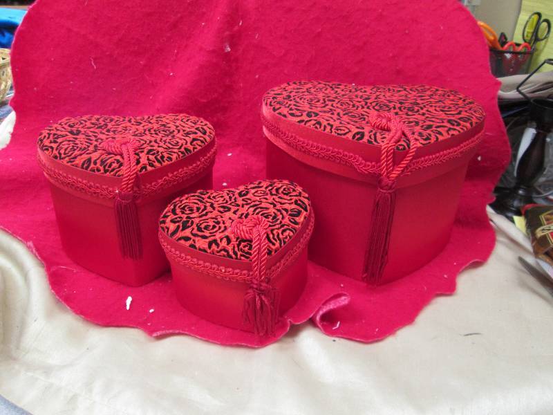 Qty 3 hearts-shaped nesting boxes c...
