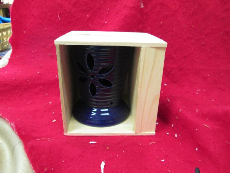 Ceramic oil warmer with flower cut-...