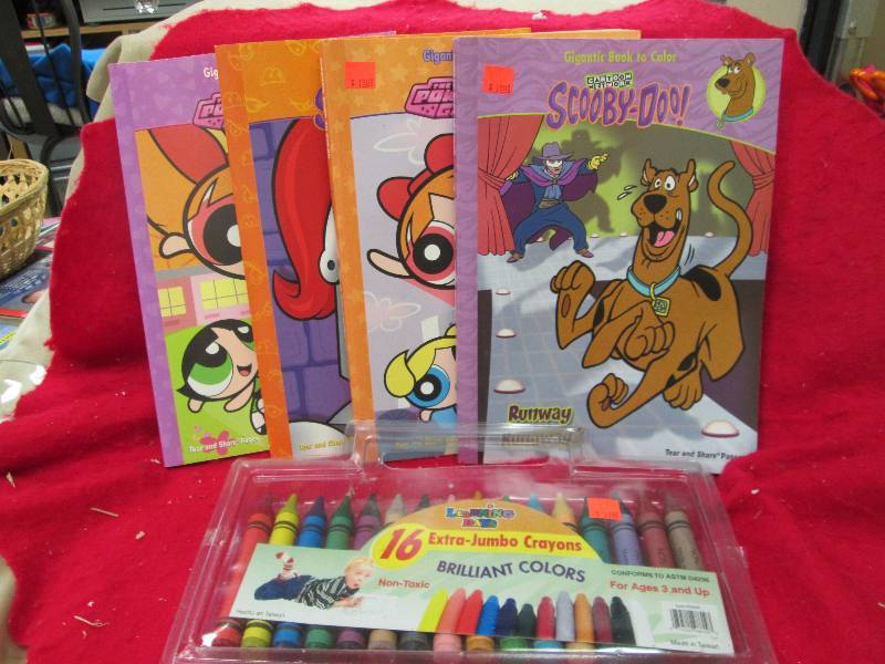 Qty 4 Gigantic book to color Scooby...