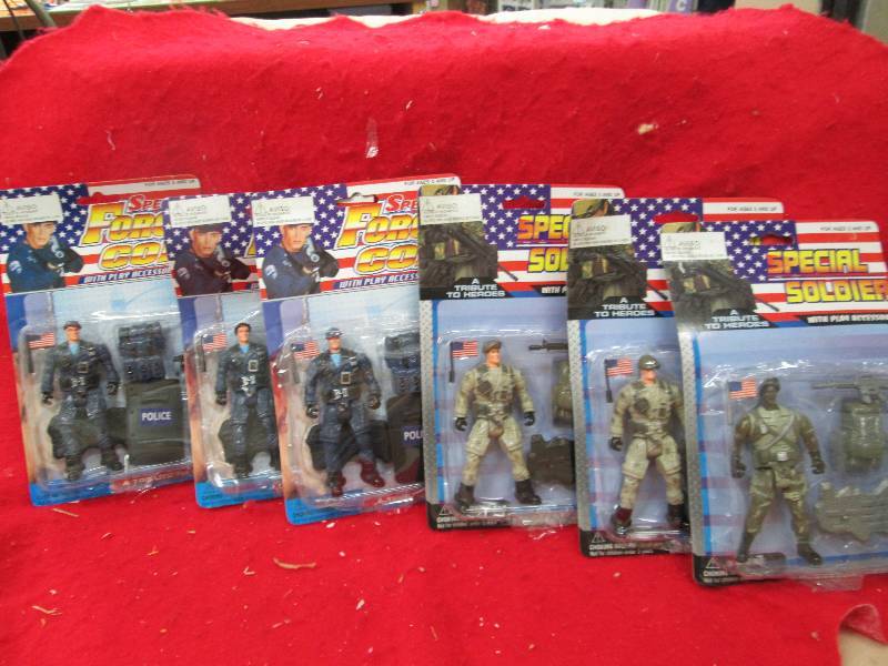 Qty 6 Special soldier with play acc...