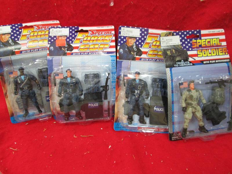 Qty 4  Special soldier with play ac...