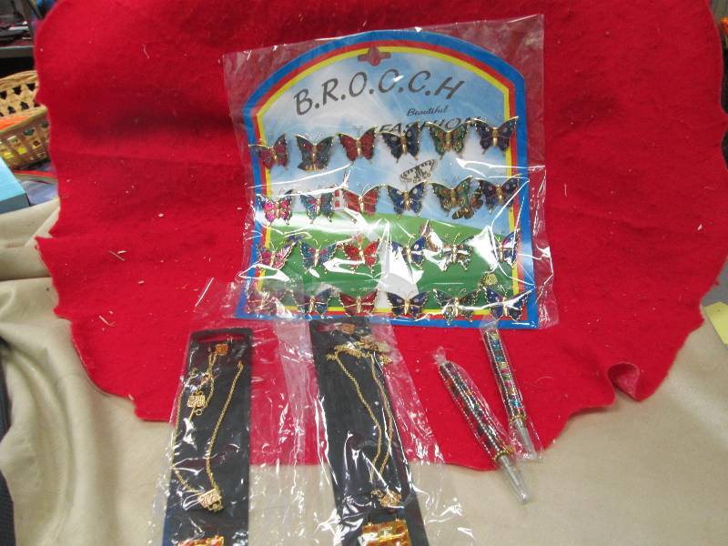 Brooch Beautiful fashion butterfly,...
