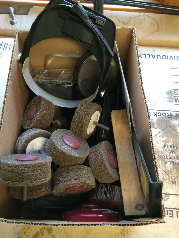 lot 131 image: Misc Lot of items and 3M cut and polish discs - buy it all at your price