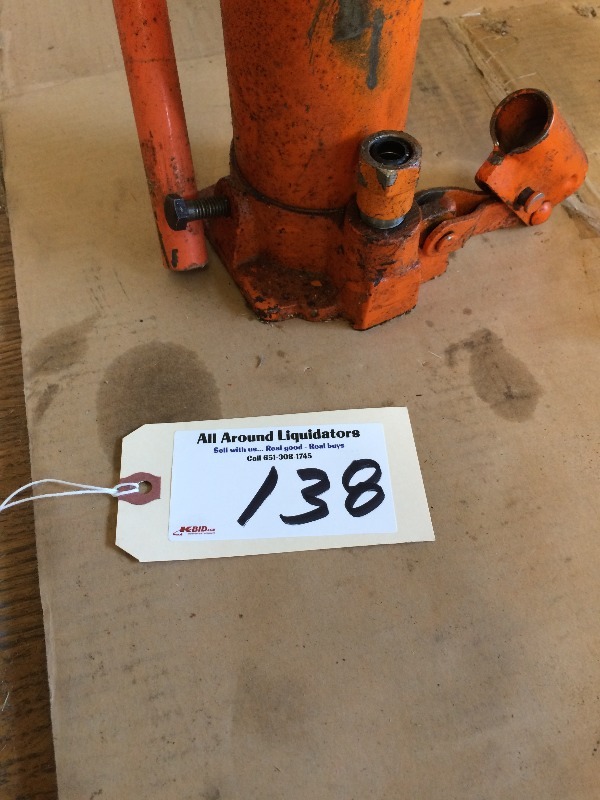 lot 138 image: 1 Ton Long Ram Jack