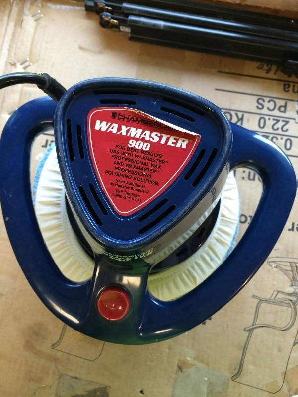 lot 152 image: Chamberlain Waxmaster 900 Buffer - like new, doesnt look used